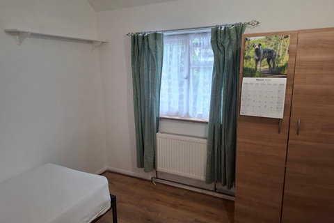 1 bedroom in a house share to rent, Allenby Road, Southall UB1