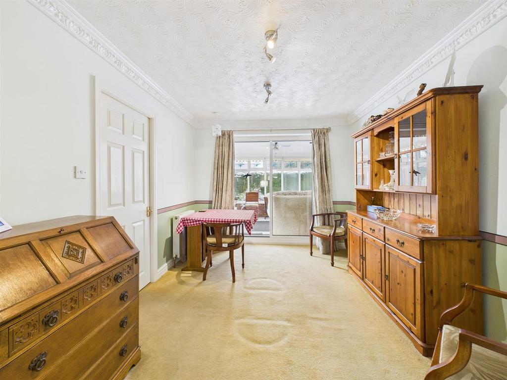 Dining room: