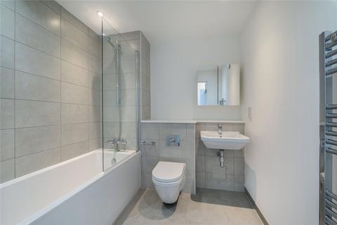 2 bedroom flat to rent, Silvertown Way, London