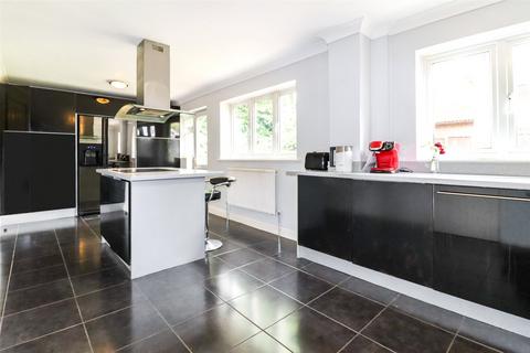 5 bedroom detached house for sale, Pans Gardens, Surrey GU15