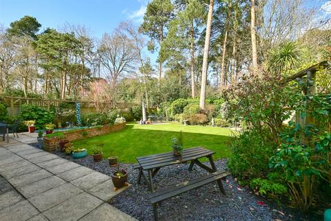 6 bedroom detached house for sale, Dundaff Close, Surrey GU15