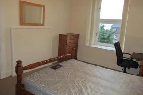 3 bedroom flat to rent, 23H Step Row, ,