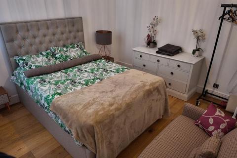 undefined, Elmdale Road, Arnos Grove, Finchley, Trent Park, Palmers Green, London, N13 4UN