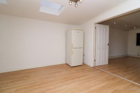 3 bedroom semi-detached house to rent, Turnbull Drive, Leicester, LE3