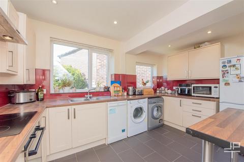 3 bedroom semi-detached house to rent, Runnymeade, Salford M6