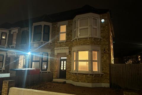 3 bedroom semi-detached house to rent, Mawney Road, Romford RM7