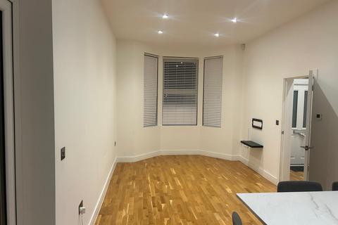 3 bedroom semi-detached house to rent, Mawney Road, Romford RM7