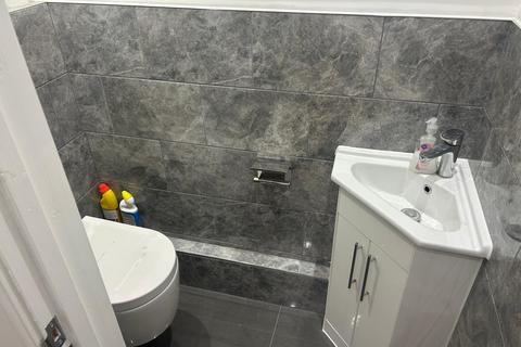 3 bedroom semi-detached house to rent, Mawney Road, Romford RM7