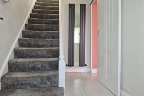 3 bedroom semi-detached house to rent, Corfe Road, Bilston