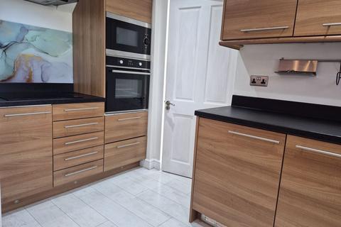 3 bedroom semi-detached house to rent, Corfe Road, Bilston