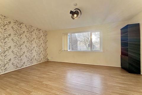 2 bedroom ground floor flat for sale, Kennedy Crescent, LOWER GORNAL, DY3 2JG