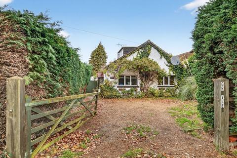 4 bedroom detached house to rent, Field Common Lane, Walton-On-Thames
