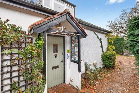 4 bedroom detached house to rent, Field Common Lane, Walton-On-Thames