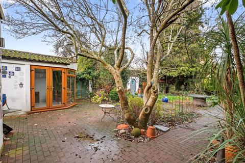 4 bedroom detached house to rent, Field Common Lane, Walton-On-Thames
