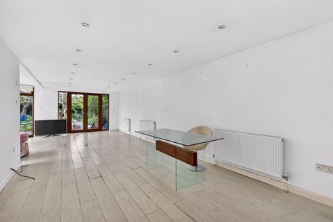 4 bedroom detached house to rent, Field Common Lane, Walton-On-Thames