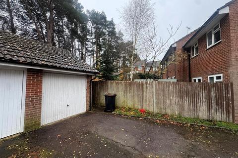 3 bedroom terraced house to rent, Albert Road, Bagshot GU19