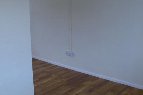 3 bedroom terraced house to rent, Bryn Glas Close, Holyhead, LL65
