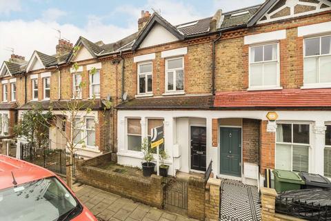 3 bedroom flat to rent, Twilley Street, London SW18