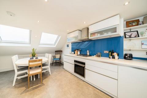3 bedroom flat to rent, Twilley Street, London SW18