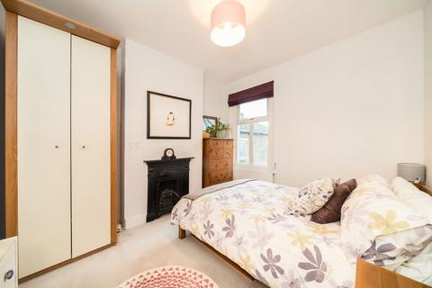 3 bedroom flat to rent, Twilley Street, London SW18
