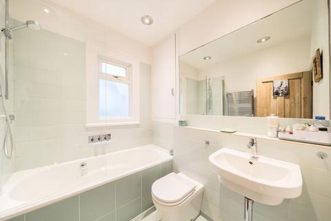 3 bedroom flat to rent, Twilley Street, London SW18