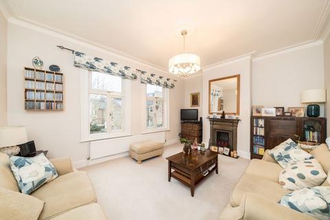 3 bedroom flat to rent, Twilley Street, London SW18
