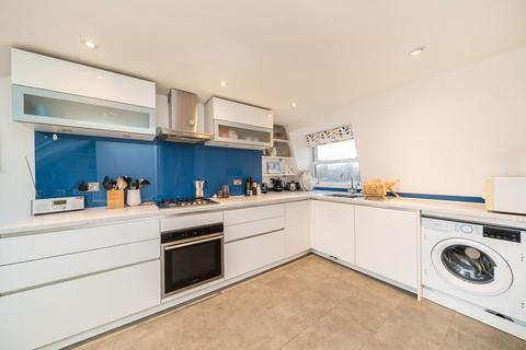 3 bedroom flat to rent, Twilley Street, London SW18
