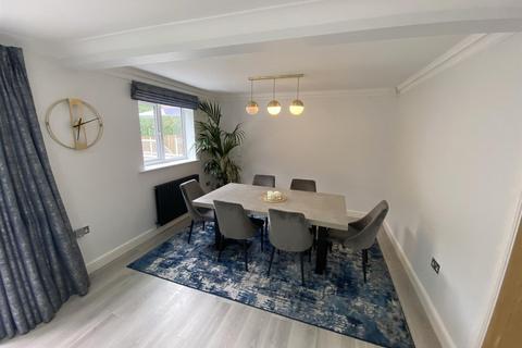 4 bedroom detached house to rent, Severn Close, Altrincham