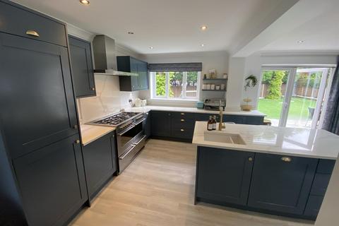4 bedroom detached house to rent, Severn Close, Altrincham