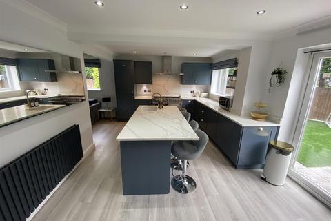 4 bedroom detached house to rent, Severn Close, Altrincham
