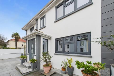 4 bedroom semi-detached house for sale, Walk-in 4 bed 3 bath & 4 reception rooms - Town outshirts