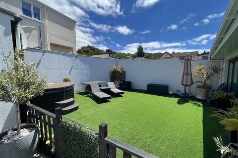 4 bedroom semi-detached house for sale, Walk-in 4 bed 3 bath & 4 reception rooms - Town outshirts