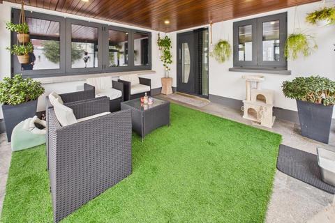 4 bedroom semi-detached house for sale, Walk-in 4 bed 3 bath & 4 reception rooms - Town outshirts