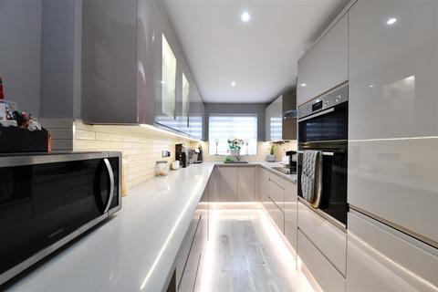 3 bedroom semi-detached house for sale, Swale Close, Stevenage