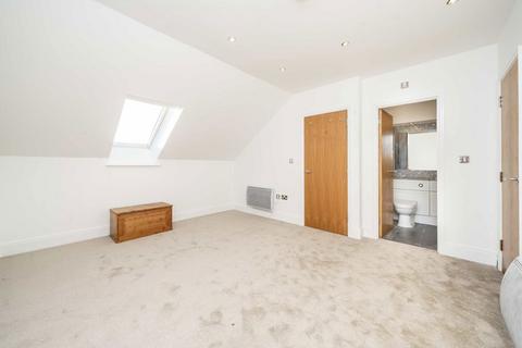 undefined, High Street, Brentford TW8