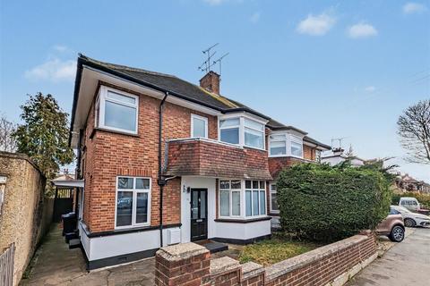 2 bedroom apartment to rent, Station Road, Leigh-On-Sea