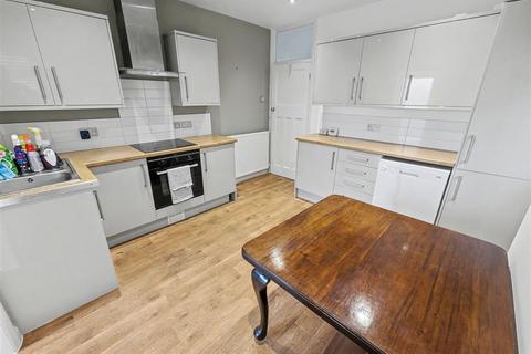 2 bedroom apartment to rent, Station Road, Leigh-On-Sea