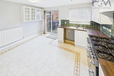 4 bedroom end of terrace house to rent, Fairfield Way, Stevenage