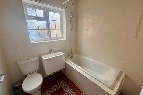 2 bedroom flat to rent, Etchingham Park Road, Finchley