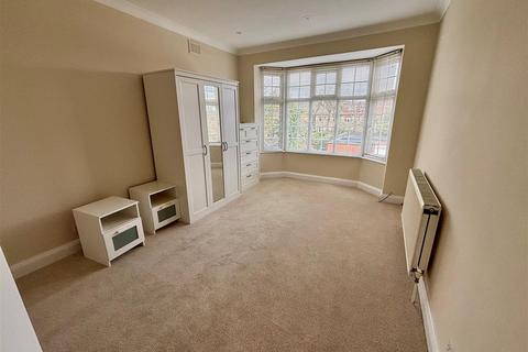 2 bedroom flat to rent, Etchingham Park Road, Finchley