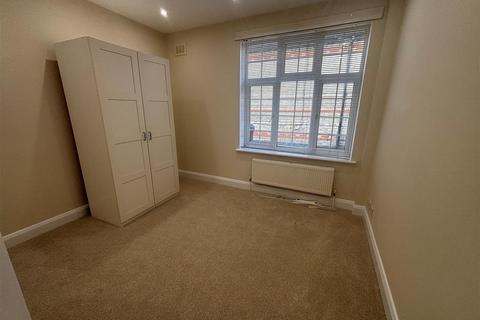 2 bedroom flat to rent, Etchingham Park Road, Finchley
