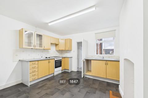 3 bedroom property to rent, Harwich Road, Colchester, CO4 3DB