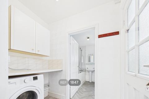 3 bedroom property to rent, Harwich Road, Colchester, CO4 3DB