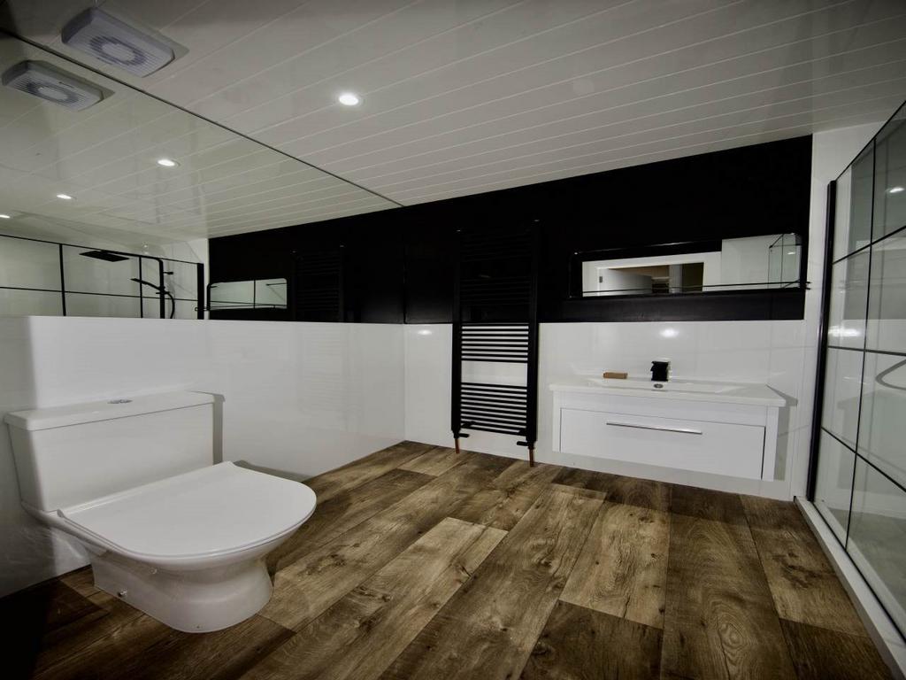 25 3-3 Shower room