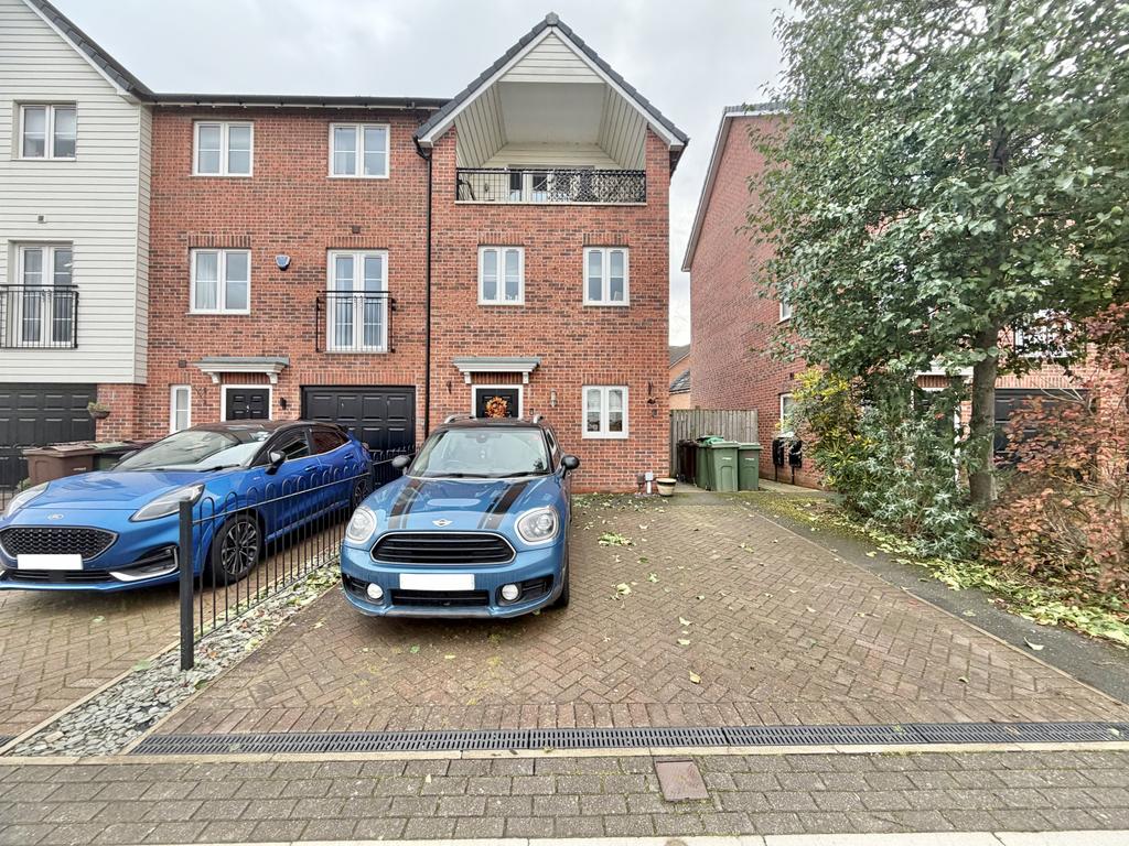 Three Bed End Town House for Sale