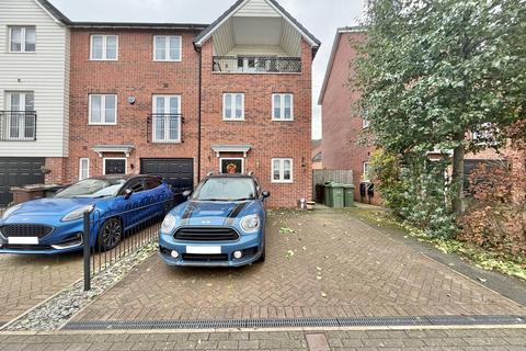 3 bedroom townhouse for sale, Park View Square, Castleford