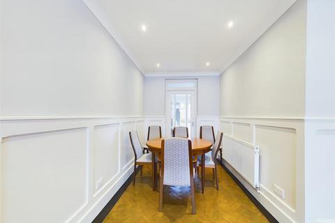 3 bedroom semi-detached house to rent, Lawn Close, Ruislip HA4