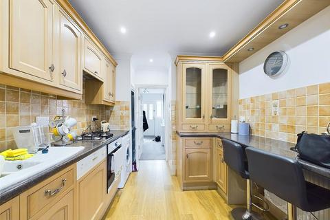 3 bedroom semi-detached house to rent, Lawn Close, Ruislip HA4