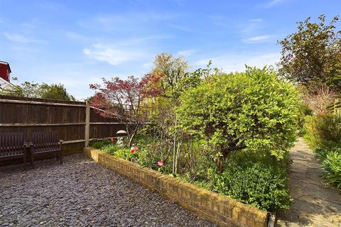 3 bedroom semi-detached house to rent, Lawn Close, Ruislip HA4