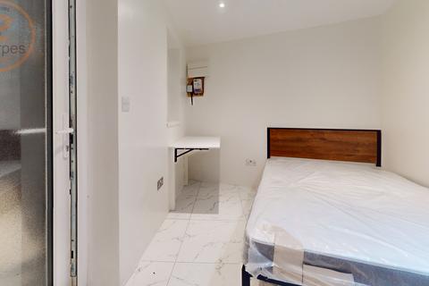 Studio to rent, Farewell Place, Mitcham, Surrey